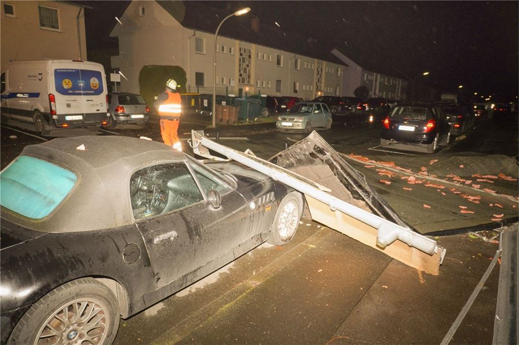 Das lange Warten auf „Sabine“: Der Tag im Liveticker zum Nachlesen In Dortmund-Westerfilde hat der Sturm das Flachdach eines Hauses heruntergeweht. Es beschädigte einen Sportwagen, verletzt wurde niemand.