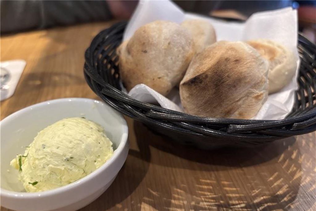 Pasadena im Restaurant-Check: Italienischen Küche mit Kneipen-Flair In einem kleinen schwarzen Körbchen werden zu den Getränken als auch nochmal den Hauptspeisen jeweils vier Pizzabrötchen serviert. Dazu kommt eine selbstgemachte Kräuterbutter in einer kleinen weißen Schale.
