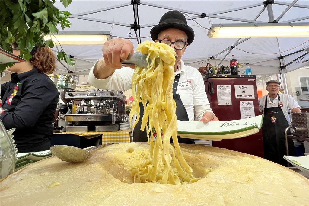 Ein Verkäufer holt Nudeln aus dem Topf bei der Festa Italiana 2023.