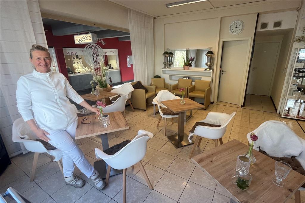 Ein Ort der Entspannung : Neue Wellness-Praxis „Wohl-Sein“ eröffnet Sabine Wolthaus steht zwischen Tischen im Empfangsraum ihrer Praxis