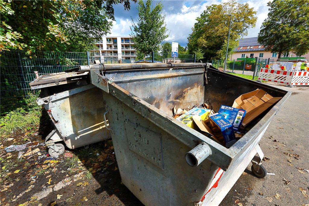 Wieder brennen Container: Brandserie geht weiter Ausgebrannter Container an der Wilhelm-Bläser-Straße