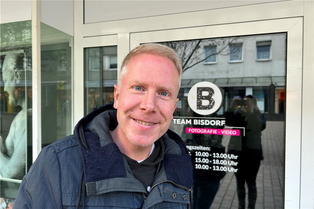 Rathaus soll einen Passfoto-Automaten bekommen alph Bisdorf vor seinem Fotoladen