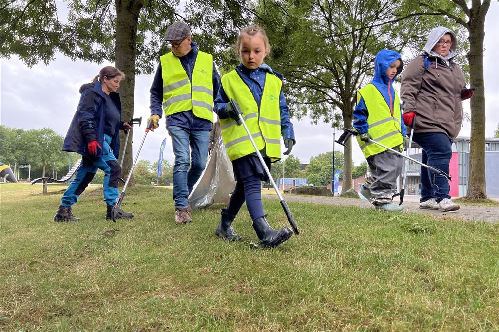 Clean Up an der Ruhr: In Fröndenberg trotzen Müllsammler dem Regenwetter In kleinen Gruppen unterwegs und immer die Augen offen: Die fleißigen Müllsammler trotzten am Samstag auch dem Wetter.