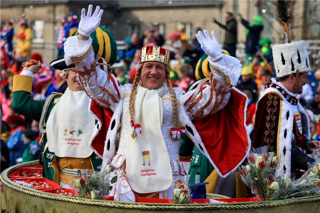 Karneval 2024 in NRW: Die wichtigsten Termine im Überblick Ein Mann ist als Frau verkleidet und stellt die Jungfrau vom Kölner Dreigestirn da