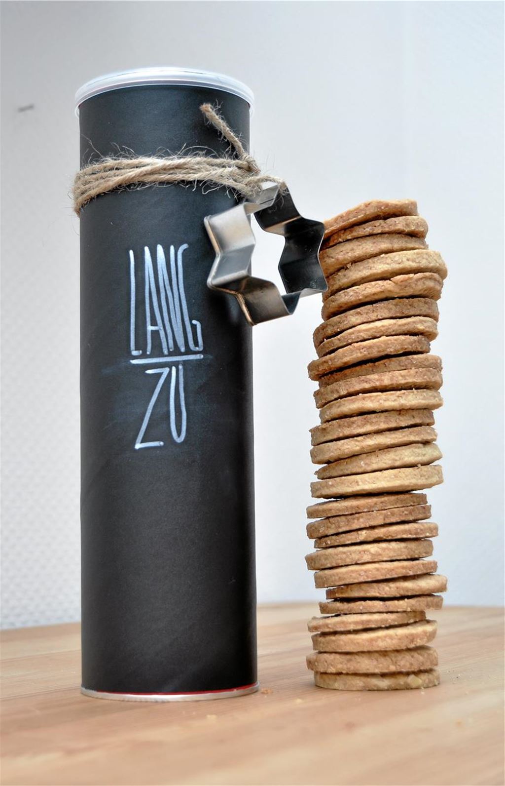 Weihnachtsplätzchen schön verpacken: Drei Ideen zum Nachbasteln In leeren Chips-Verpackungen lassen sich Plätzchen auch gut verpacken.