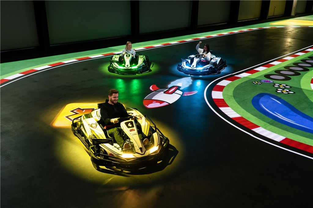 „BattleKart“ nennt Eröffnungstermin in alter Soccerhalle Eine Battle-Kart-Spielsituation: Wie beim Videospiel-Klassiker Mario Kart können Items auf andere Spieler abgeschossen werden. Hier fliegt eine Rakete auf ein anderes Kart zu.