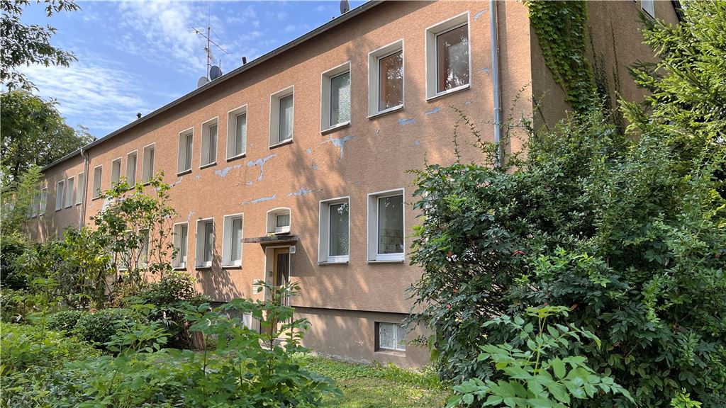 Politiker fordern Wohnraumplanung mit mehr Druck in Massen-Nord Ein Reihenhaus mit abblätterndem Putz in Unna