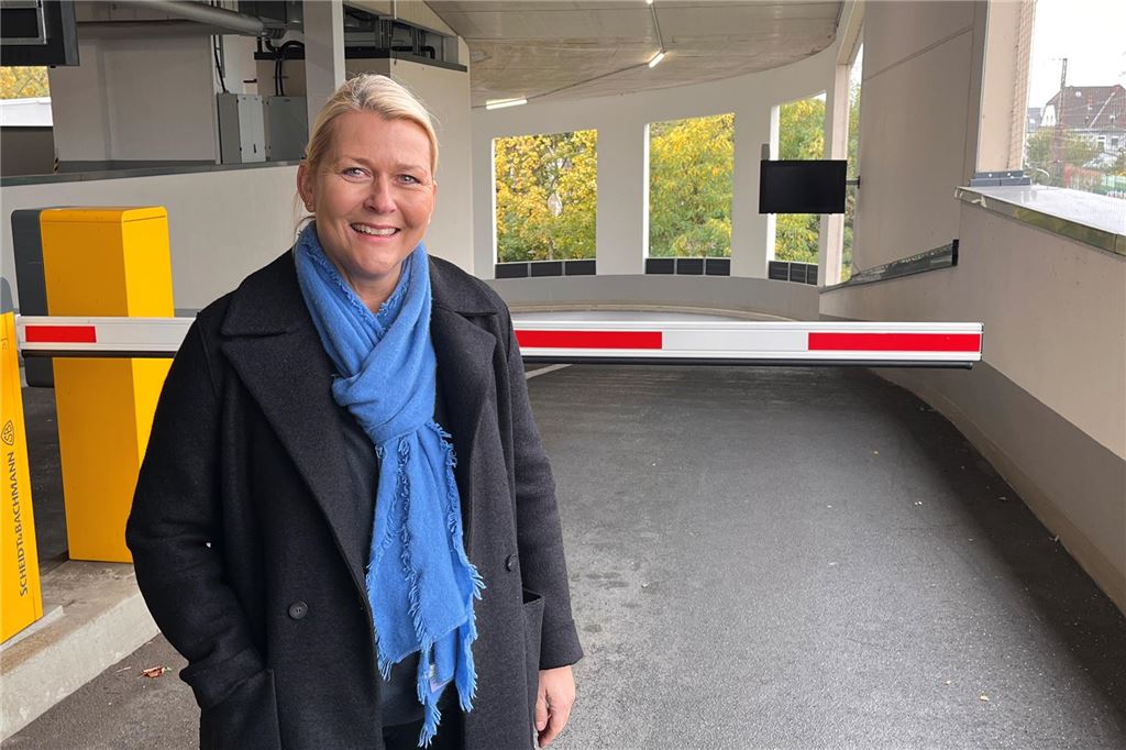 Stadt Unna legt Gehälter ihrer Geschäftsführer offen Ines Brüggemann, Geschäftsführerin der Wirtschaftsbetriebe Unna (WBU). Hier im Parkhaus Neue Mühle vor einer Schranke mit einem schwarzen Mantel und einem blauen Schal.