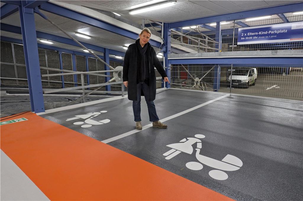Digitales Parkleitsystem: Günstigere Variante geplant Ines Brüggemann (Wirtschaftsbetriebe WBU) zeigt auf diesem Archivbild auf familienfreundliche Parkplätze im Parkhaus an der Massener Straße.