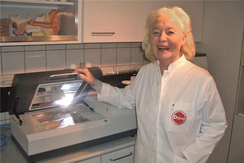 Weltmarktführer und Familienbetrieb: Dreve feiert 75-jähriges Jubiläum Inge Dreve hat das erfolgreiche Familienunternehmen gemeinsam mit ihrem Mann gegründet. Bis ins Alter von 86 Jahren hat sie das Otoplastiklabor selbst geleitet.