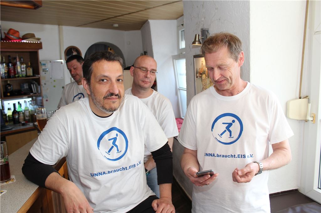 Ende der Eishalle: „Unna braucht Eis“ hat den Bürgerentscheid verloren Ingo Malak (l.) und Wilhelm Ruck gehören zu den führenden Köpfen von „Unna braucht Eis“. Sie verfolgten die Stimmenauszählung via Smartphone. Ihr anfänglicher Optimismus schwand im Lauf des Abends.