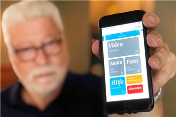 Ingo Moldenhauer von der Opferschutzorganisation Der Weiße Ring zeigt ein Mobiltelefon mit der Stalking-App. Damit können Stalking-Opfer die Taten dokumentieren und sicher auf einem Server ablegen.
