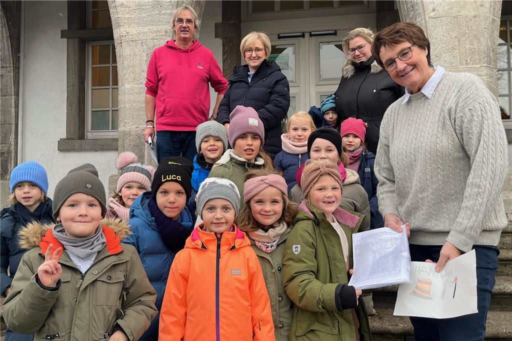 Schüler der Sonnenbergschule sammeln Unterschriften für sicheren Schulweg Vor dem Rathaus in Fröndenberg stehen viele Kinder. 1.668 Unterschriften übergibt Schülerin Mathilda an Bürgermeisterin Sabina Müller.