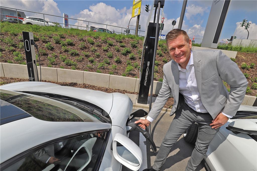 E-Autos im Porschezentrum Holzwickede ziehen viele Neukunden an Insgesamt vier Supercharger stehen am Porschezentrum in Holzwickede und flaggen es mitunter auch als Vorreiter in Sachen Elektromobilität aus.