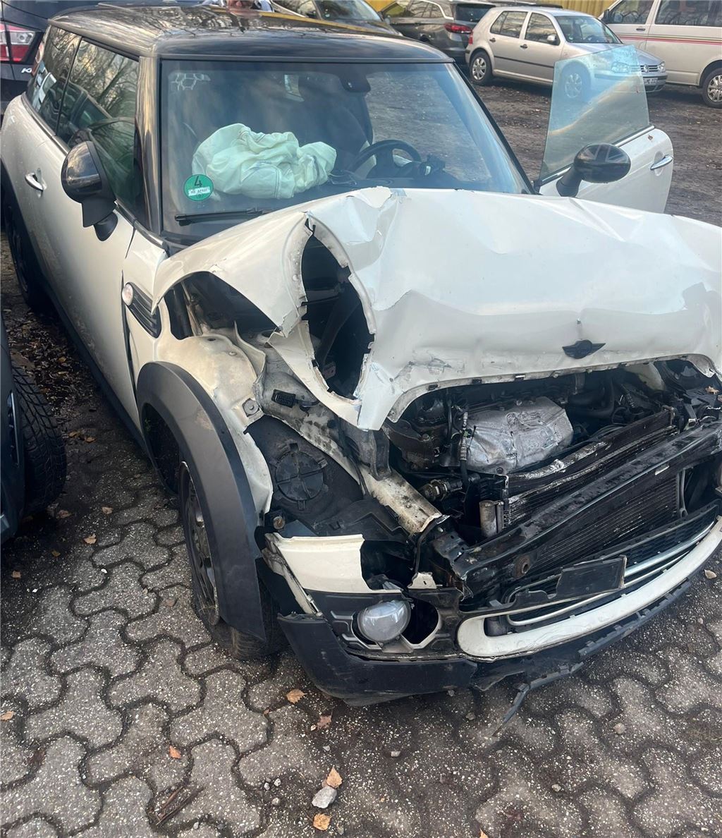 Zeugen gesucht: Fahrer flüchtete nach Unfall auf der A2 Inzwischen steht der Mini Cooper, den Aliyah F. zu ihrem 18. Geburtstag bekam, auf einem Schrottplatz in Henrichenburg.