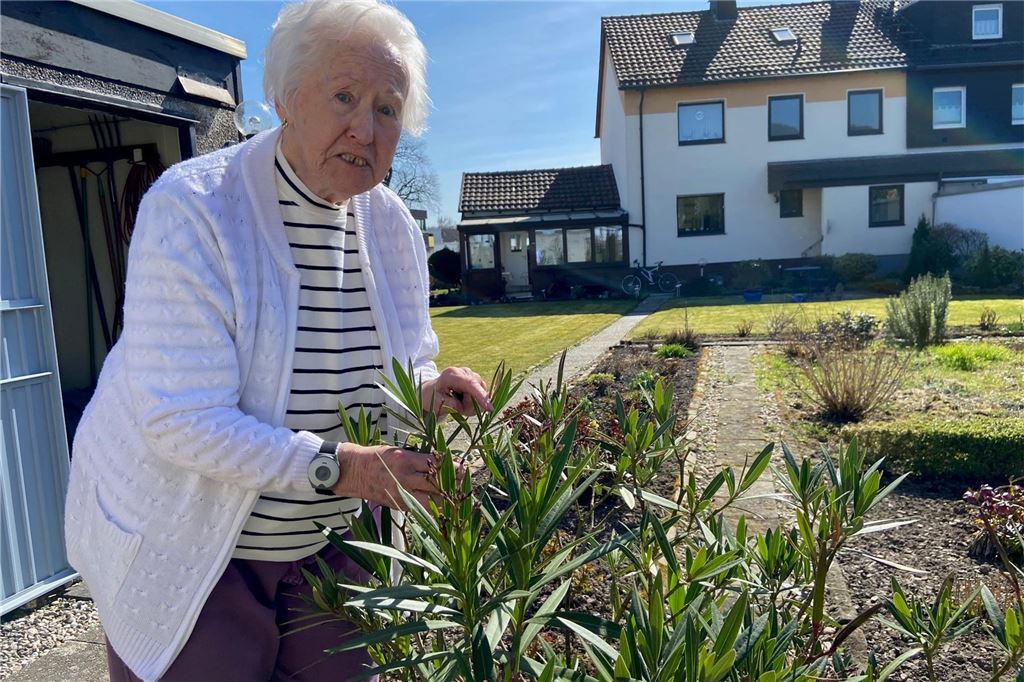 Vor fünf Jahren erkrankte Irmgard Fulfs an Corona: „Eine schlimme Zeit“ Irmgard Fulfs pflegt ihren Oleander.
