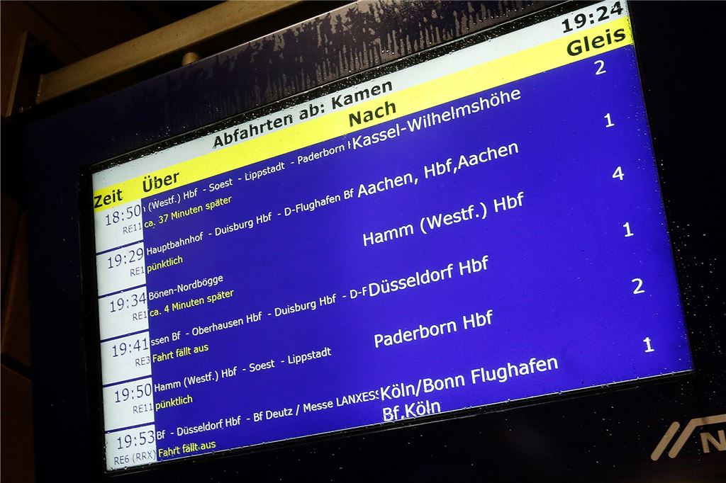 Orkantief stürmt durchs soziale Netzwerk: Fast alle Schüler zuhause, Dienstag wieder Unterricht Irritation am Kamener Bahnhof: Während auf verschiedenen Kanälen verbreitet wird, dass der Zugverkehr am Sonntagabend wegen des Orkans Sabine eingestellt wurde, zeigt die Anzeige, dass noch einige Züge ankommen sollen: Der RE1 nach Aachen soll planmäßig um 19.29 Uhr einfahren, was einige Bahnkunden hoffen lässt. Über eine Viertelstunde ist das so zu lesen. Als kurz von 19.30 Uhr aus Richtung Dortmund ein Zug anrollt, wird die Hoffnung größer; es ist allerdings ein Güterzug . . .