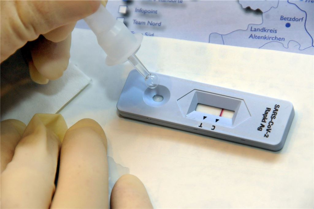 „Schwachsinn“: Holzwickeder Arzt klärt über Irrtümer zu Corona-Schnelltests auf Ist in Sachen Schnelligkeit vergleichbar mit einem Schwangerschaftstest: Der Antigen-Test, mit dem einige heimische Hausärzte Reisewillige testen. Der Holzwickeder Arzt Dr. Frank Robben warnt: „Bei kerngesunden Menschen bringt der überhaupt nichts“.