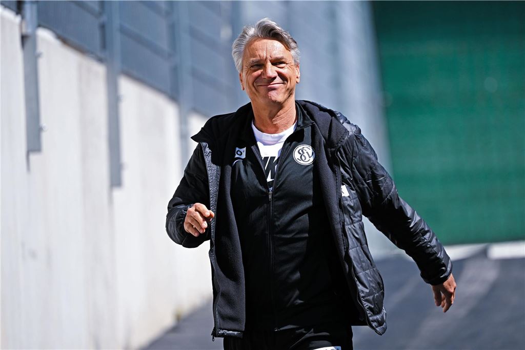 So mischt Schalke im Aufstiegsrennen mit Fußball, Männer, 2. Bundesliga, SV Elversberg - Fortuna Duesseldorf, Ursapharm-Arena an der Kaiserlinde: Elversbergs Trainer Horst Steffen vor dem Spiel. +++ dpa-Bildfunk +++