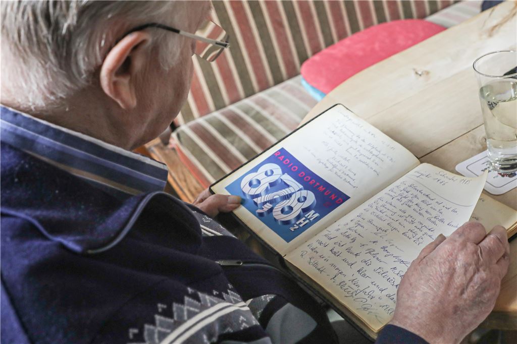 Eckkneipe wird 70: Wo nackte Australier feierten und ein Polit-Promi aß Ja, auch Radio Dortmund feierte hier: Heinz Gobbrecht blättert durch das Gästebuch.