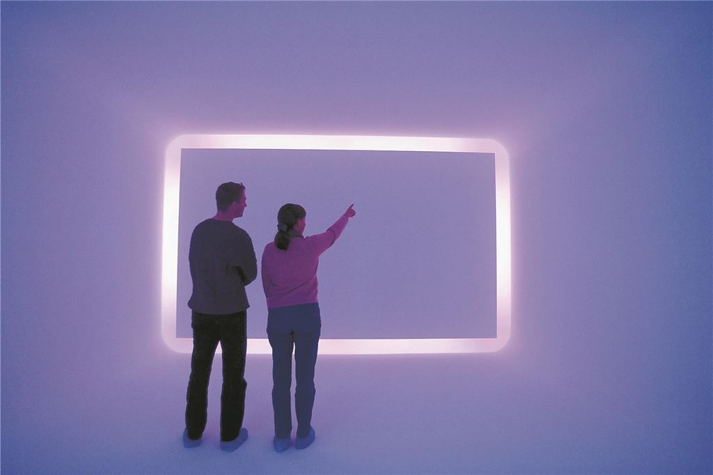 Baumängel Teil der Kunst: Die komplizierte Lage im Lichtkunstzentrum James Turrells Werk „Floater 99“ zeigt nicht nur ein Bild aus Licht, sondern es spielt mit Physik und Wahrnehmungspsychologie. Das Kunstwerk besteht aus einem kleinen Raum, der seine Grenzen zu verlieren scheint, sobald man ihn betritt.