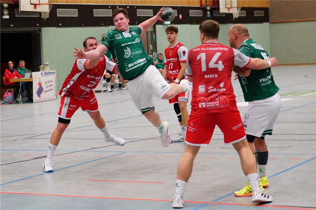 Jan Ferkinghoff (SuS in Grün) setzt sich kraftvoll durch und erhöht auf 22:16