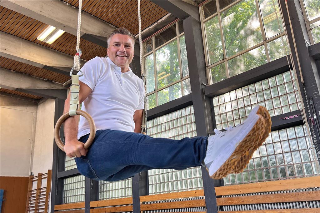 Rekord bei Anmeldungen für das neue Grundschuljahr Jan Häcker, Leiter der Grilloschule in Unna-Königsborn, stemmt sich in einer Turnhalle an Ringen hoch