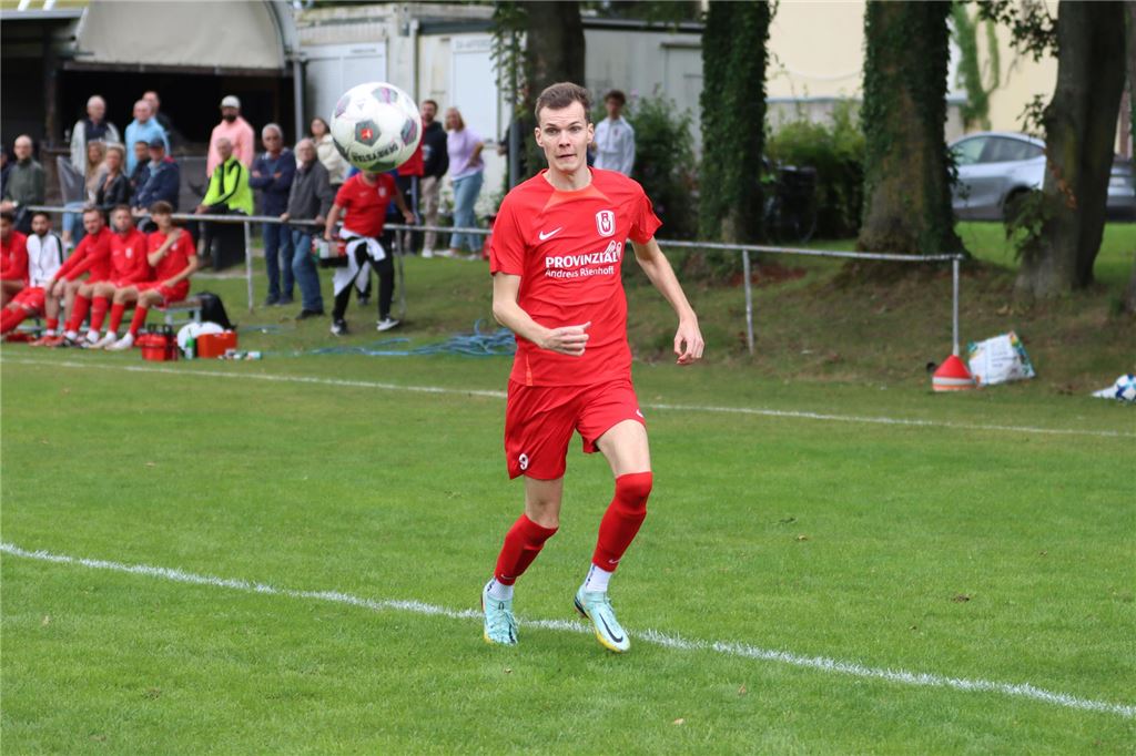 Jannes Krupka trifft dreifach und blickt auf Wethmar Jannes Krupka erwartet einen Ball