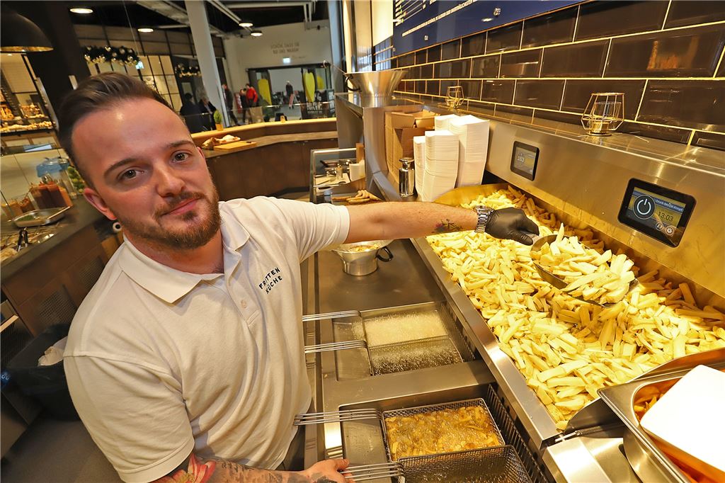 Die Frittenküche in der neuen Mühle ist ab sofort geöffnet Jannik Moritz freut sich, dass das Herzstück der Frittenküche, die Fritteuse, jetzt auch endlich in Betrieb ist.