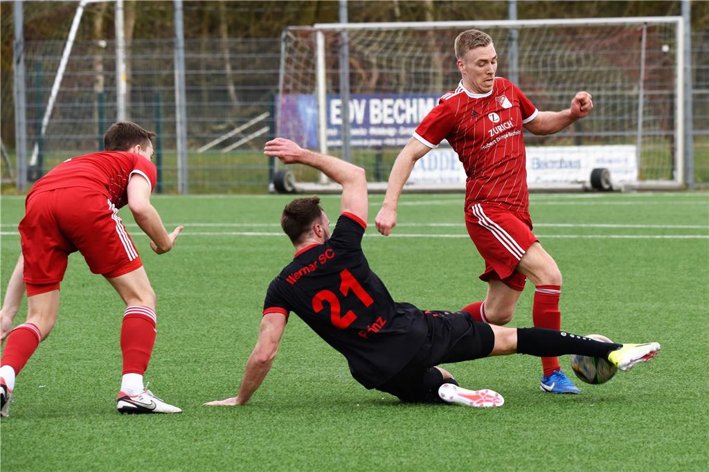 Werner SC bietet dem Tabellenzweiten RW Deuten in Unterzahl die Stirn Jannik Prinz grätscht zum Ball.