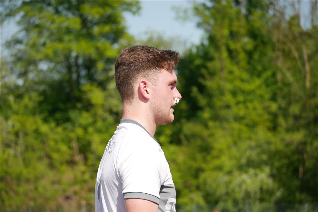 Werner SC erobert den siebten Tabellenplatz zurück Jason Jäger vom Werner SC im Profil mit Taschentüchern in der Nase.