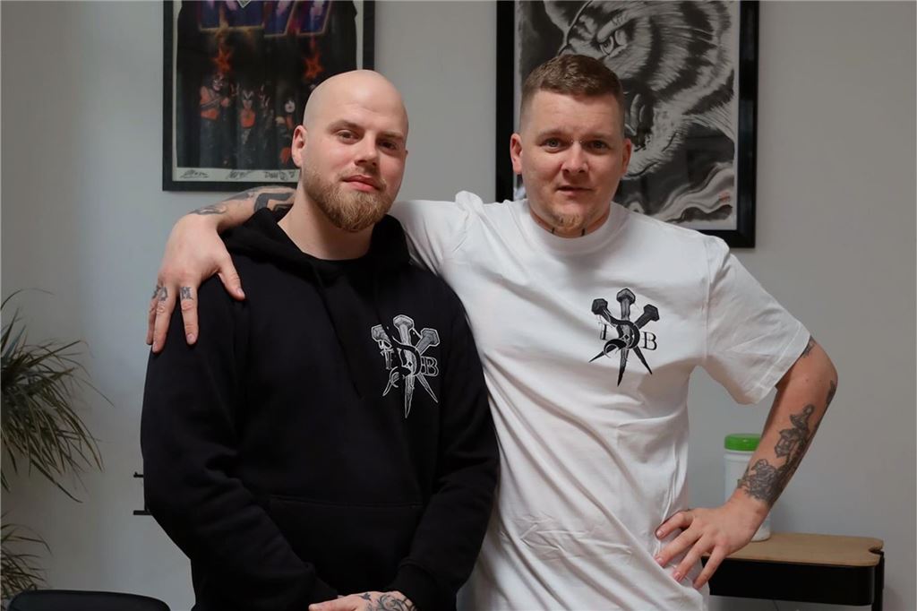 Tattoo-Party in Unna: Vielfältiges Programm mit Charity-Schwerpunkten Jason Kraus (l.) mit seinem besten Freund und Geschäftspartner Tim Wegmann. Seit zwei Jahren führen sie gemeinsam das Tattoo-Kollektiv "The Devils Blueprint" in Werl.