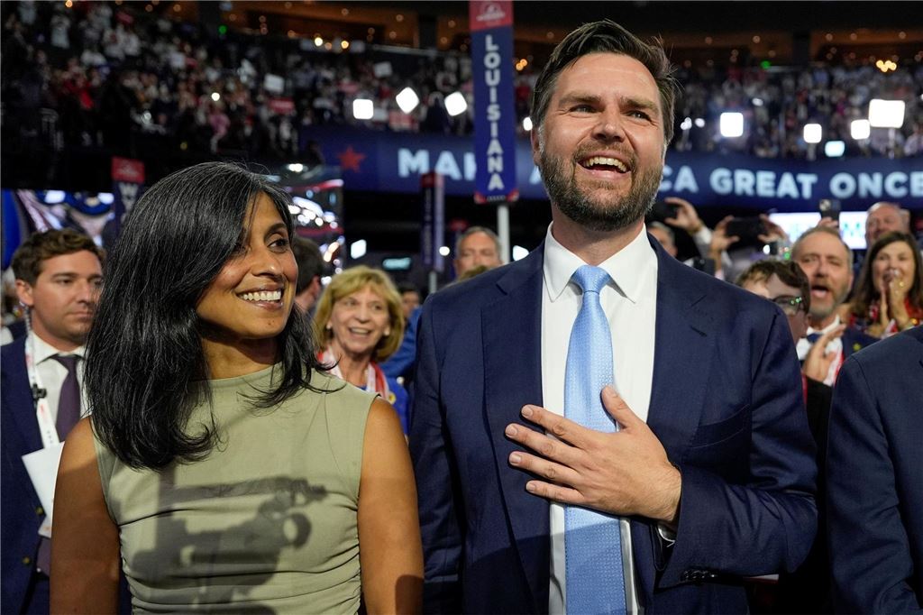 Attentat auf Trump: Ex-Präsident blutet nach Schüssen JD Vance, Vizekandidat der Republikaner für die US-Präsidentschaftswahl, und seine Frau Usha Chilukuri Vance kommen am ersten Tag der Republican National Convention an.