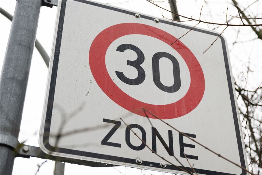 Stadt Unna soll Tempo 30 selbst festlegen dürfen Jede Stadt könne ihre Straßen und Plätze attraktiver und sicherer gestalten, wenn sie selbst über Tempolimits entscheiden könnte, sind CDU und Grüne im Rat der Stadt Unna überzeugt.