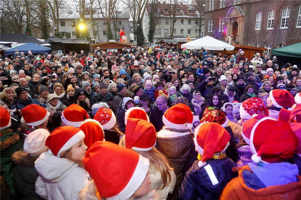 Darauf kann sich Holzwickede im zweiten Halbjahr 2024 freuen Jede Wette: In elf Monaten stehen die Menschen auch beim 36. Holzwickeder Weihnachtsmarkt zusammen und werden zum Ende des aktuell noch jungen Jahres festhalten: Auch 2024 ging in der Rückschau schnell vorbei.