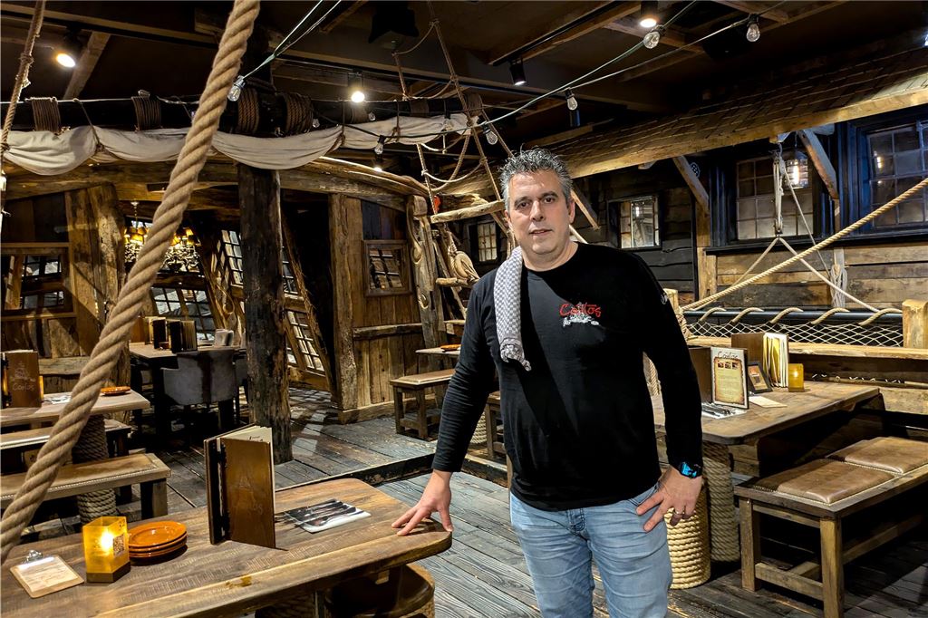 Carlos tritt kürzer: Von schlaflosen Nächten zurück zur inneren Ruhe Carlos Couto steht auf dem Segelschiff in seinem Restaurant "Carlos" in Schwerte-Ost.