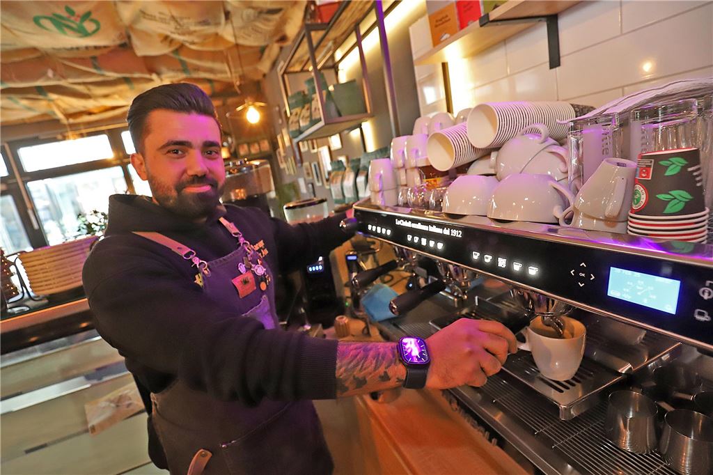 Neueröffnung: Café #01 bietet Kaffeespezialitäten in Toplage Anas Khoja steht an einer Kaffeemaschine und bereitet einen Kaffee zu.