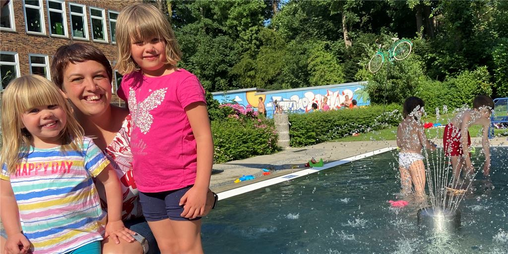 Freibad-Check: Bornekamp in Unna ist „ein Paradies für junge Familien“ Jenny Kremer und ihre Töchter Frieda (2) und Helenah (6) sind Stammgäste im Freibad Bornekamp. Sie kommen auch, wenn es zu kalt für ein Bad ist: Dann geht es auf den Spielplatz.