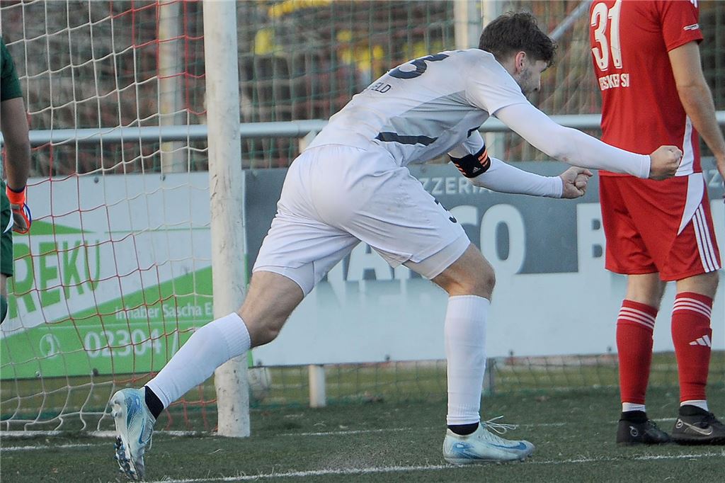 Abstiegskampf pur – SC Berchum/Garenfeld II im Überlebensmodus Jerome Nickel jubelt