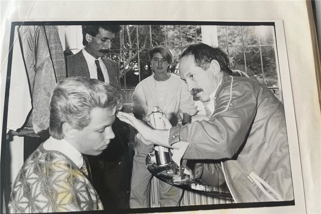 Jo Bösken wird 80: „Michael Holm und Costa Cordalis waren die Nettesten“ Jo Bösken frisiert ein Modell bei der Deutschen Meisterschaft des Friseurhandwerks.