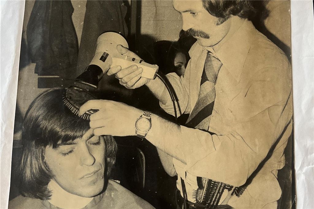 Jo Bösken wird 80: „Michael Holm und Costa Cordalis waren die Nettesten“ Jo Bösken föhnt das Haar von Bata Illic.