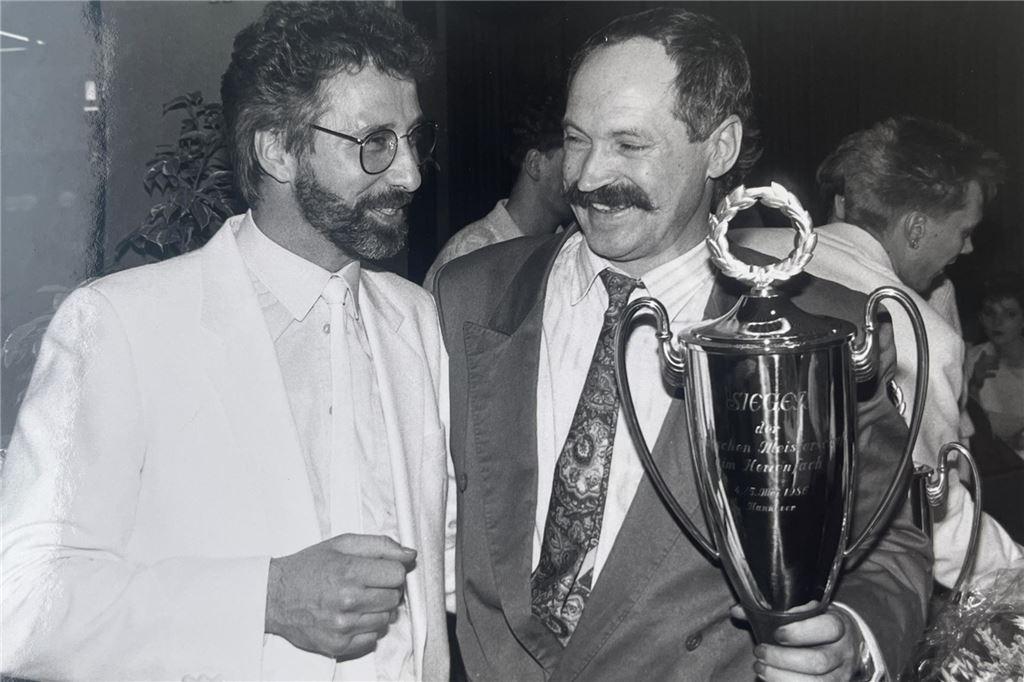 Jo Bösken wird 80: „Michael Holm und Costa Cordalis waren die Nettesten“ Jo Bösken mit dem Siegerpokal der Deutschen Meisterschaft 1986.