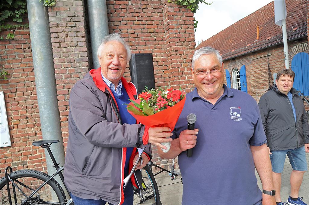 Hans Kuhn (links) moderierte die Veranstaltung und ehrte Jochen Hänel, der vor einigen Tagen das Bundesverdienstkreuz bekam.