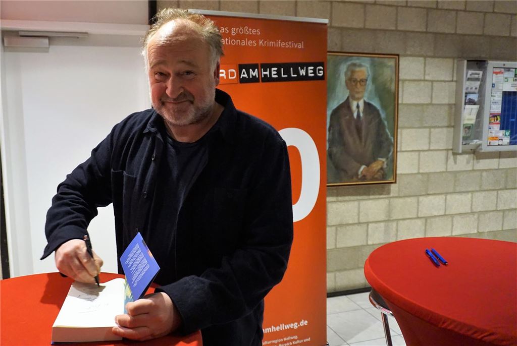 Krimiabend voller Liebeserklärungen: Bannalec begeistert 600 Besucher Jörg Bong, alias Jean-Luc Bannalec, freute sich sehr über diesen Abend unter Freunden.