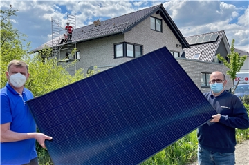 Jörg Peiler (links) möchte eine Wandladestation für sein E-Auto und eine Photovoltaikanlage auf dem Dach. Ilja Ljevar, Geschäftsführer von EntecSolar, möchte das möglich machen. Doch schon die Genehmigung soll Wochen dauern.