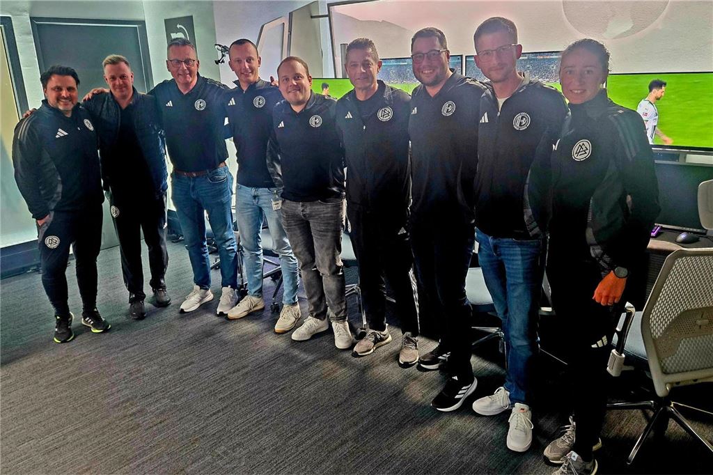 Amateurschiedsrichter gewinnen exklusive Einblicke in die VAR-Welt Johann Pfeifer, Marco Achmüller, Torsten Perschke, Luca Perschke, Julian Brandt, Günter Perl, Shwan Glaeser, Julian Siepmann und Franziska Wildfeuer posierten noch für ein Gruppenfoto.