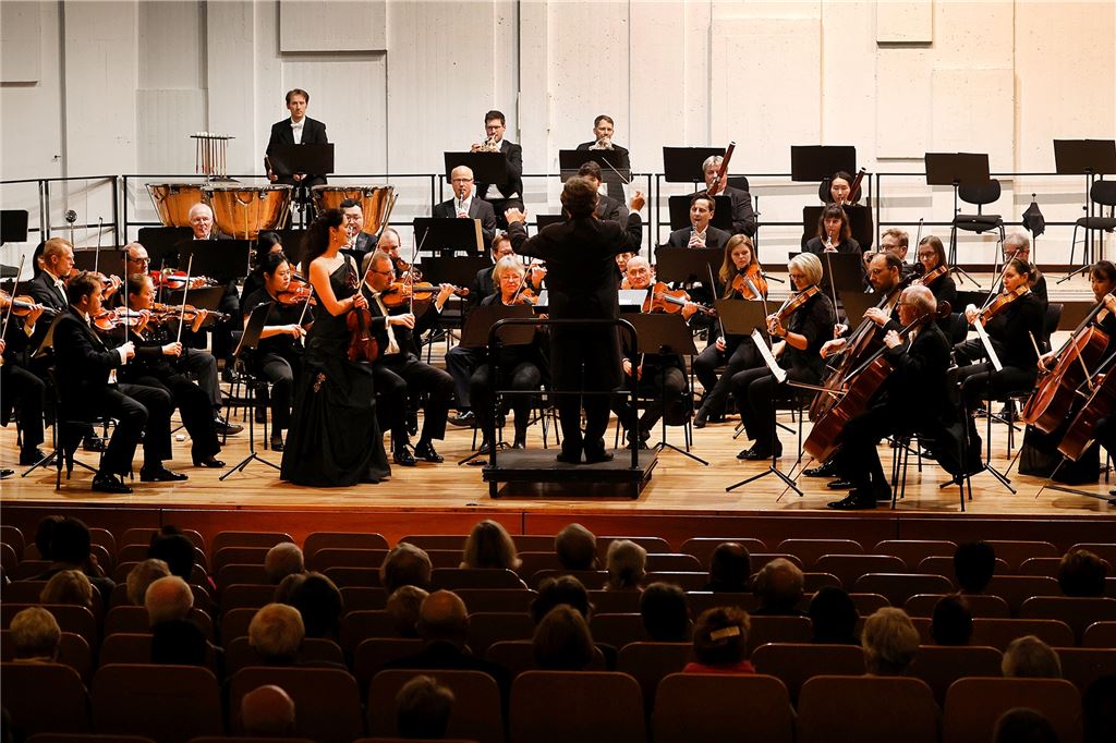 Atemloses Staunen in der Konzertaula: Wunschkonzert Sternstunde der Musik Johannes Wildner dirigierte die Neue Philharmonie Westfalen bei seiner Rückkehr nach Kamen. Zehn Jahre lang prägte er die Orchesterarbeit.