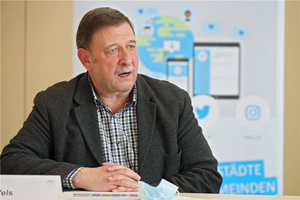 Kreis Unna setzt Impfpflicht nicht um Josef Merfels, Leiter des Gesundheitsamt des Kreises Unna, bei einer Pressekonferenz.