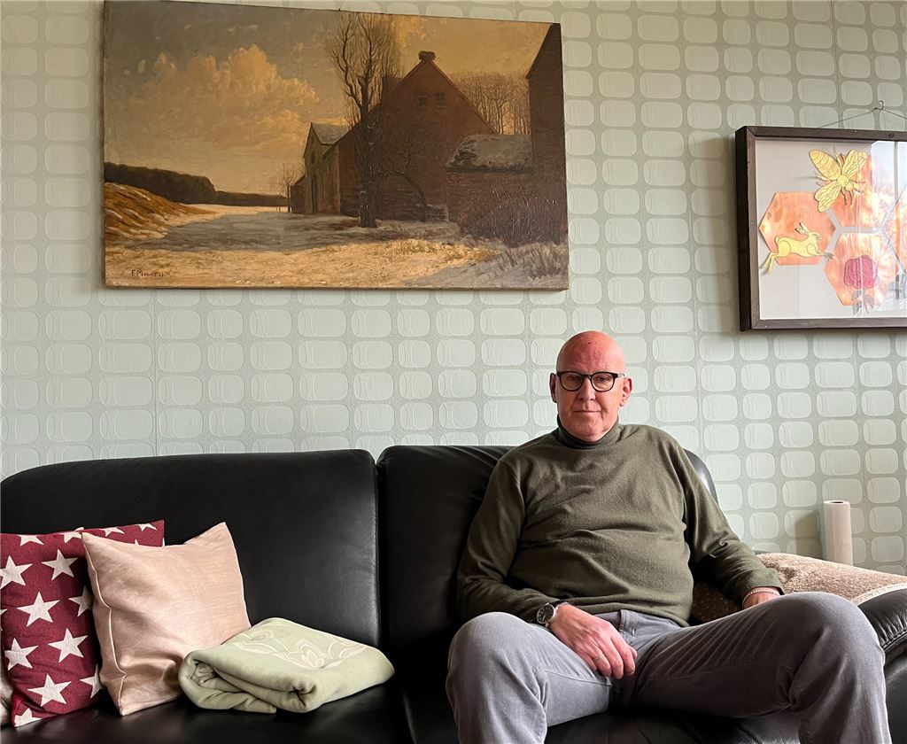 Josef Schürmann hat zum fünften Mal Krebs und bleibt positiv Josef Schürmann sitzt auf seiner Couch in seiner Wohnung in Dorsten.