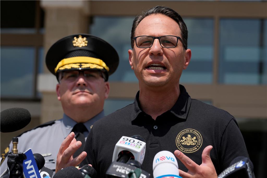 Attentat auf Trump: Ex-Präsident blutet nach Schüssen Josh Shapiro (r.), Gouverneur von Pennsylvania, spricht während einer Pressekonferenz in Butler über den Attentatsversuch auf den ehemaligen US-Präsidenten Trump.